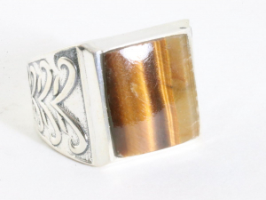 25142 Zware bewerkte zilveren ring met tijgeroog