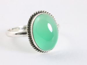 25310 Bewerkte ovale zilveren ring met groene onyx