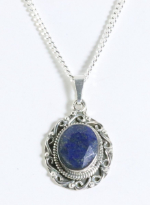 43489+HK Bewerkte zilveren hanger met lapis lazuli aan ketting