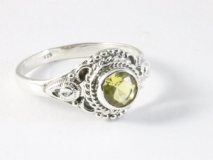 25451 Fijne bewerkte zilveren ring met citrien