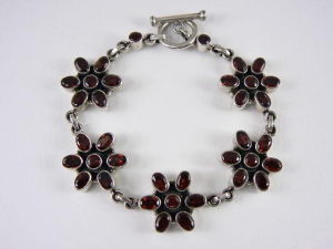 30039-20 cm Zilveren schakelarmband ingelegd met gefacetteerde granaat stenen