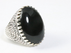 25474 Zware bewerkte zilveren ring met onyx
