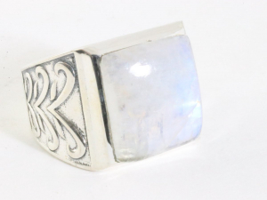 25144 Zware bewerkte zilveren ring met regenboog maansteen