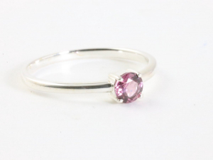 24593 Fijne hoogglans zilveren ring met rhodoliet