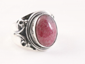 23567 Bewerkte zilveren ring met rhodoniet