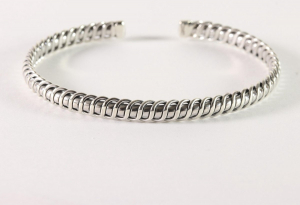 30979 Fijne zilveren klemarmband met meandermotief