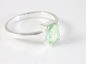 25662 Fijne hoogglans zilveren ring met groene amethist