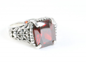 7806139251084 Bewerkte zilveren ring met granaat - maat 17