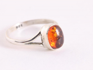 21776 Fijne zilveren ring met amber