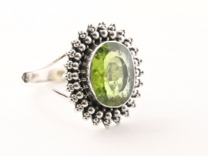 23799 Bewerkte zilveren ring met peridoot