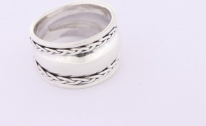 21657 Hoogglans zilveren ring met kabelpatronen