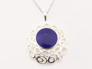 41623+HK Grote opengewerkte zilveren hanger met lapis lazuli aan ketting