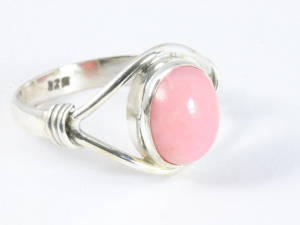 25589 Opengewerkte zilveren ring met roze opaal