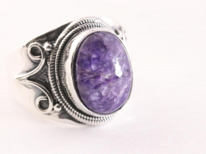 23655 Bewerkte zilveren ring met charoiet