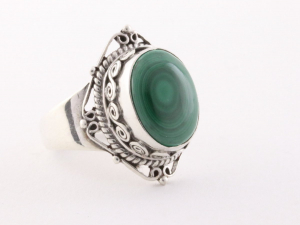 24475 Bewerkte zilveren ring met malachiet