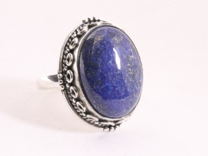 24254 Zware bewerkte zilveren ring met lapis lazuli