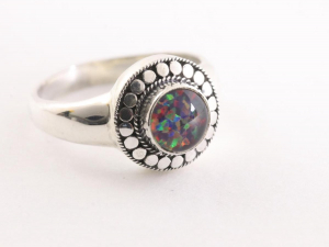 23534 Bewerkte zilveren ring met vuuropaal