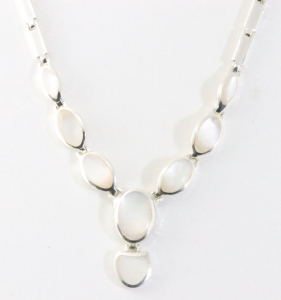 10745 Hoogglans zilveren collier met parelmoer
