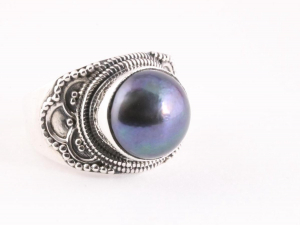 23180 Bewerkte zilveren ring met zwarte parel
