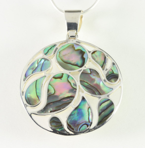 40335+HK Ronde opengewerkte zilveren hanger met abalone schelp aan ketting