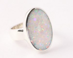 23125 Ovale hoogglans zilveren ring met welo opaal