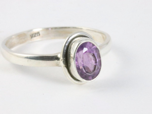 24531 Fijne zilveren ring met amethist