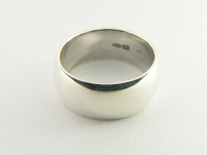 20323 Brede zware gladde zilveren ring