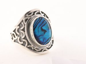 20622 Bewerkte zilveren ring met blauwe abalone schelp