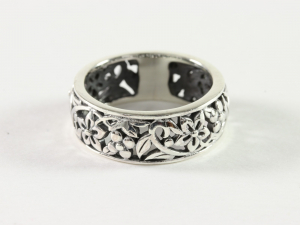 20633 Opengewerkte zilveren ring met bloemenmotief