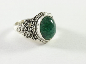 20702 Bewerkte zilveren ring met jade