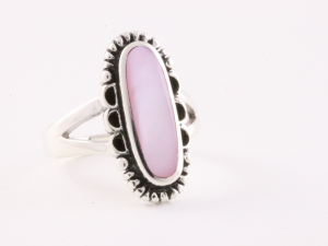 20736 Bewerkte zilveren ring met roze parelmoer