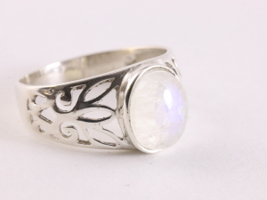 20765 Opengewerkte zilveren ring met regenboog maansteen