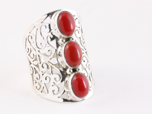 20835 Langwerpige opengewerkte zilveren ring met rode koraal