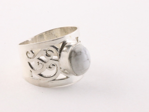 20881 Opengewerkte zilveren ring met howliet