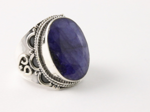 20906 Bewerkte zilveren ring met blauwe saffier