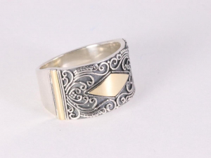 22545 Traditionele bewerkte zilveren ring met 18k gouden decoraties