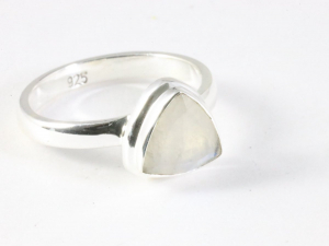 25714 Hoogglans zilveren ring met regenboog maansteen