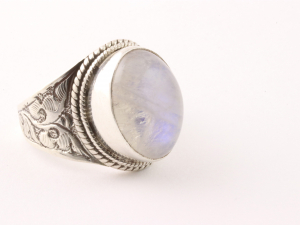 21011 Bewerkte zilveren ring met regenboog maansteen  