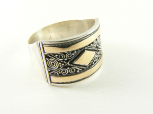 21059 Traditionele bewerkte zilveren ring met 18k gouden decoraties