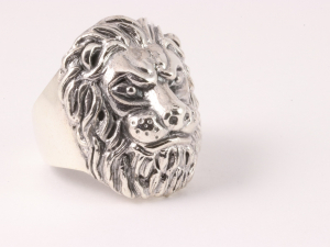 21082 Zware zilveren ring met leeuwenkop 