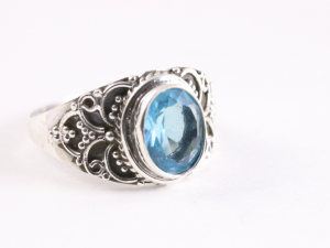 21097 Bewerkte zilveren ring met blauwe topaas