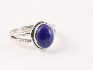 21126 Bewerkte zilveren ring met lapis lazuli