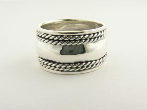 21141 Brede hoogglans zilveren ring met kabelpatronen