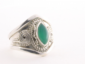 21290 Bewerkte zilveren ring met groene onyx