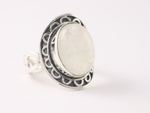 21330 Bewerkte zilveren ring met regenboog maansteen  