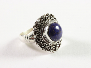 21352 Bewerkte zilveren ring met lapis lazuli  