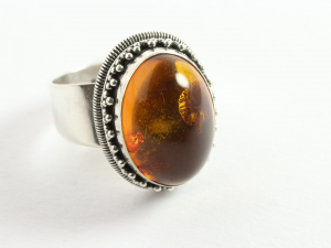 21376 Bewerkte zilveren ring met grote amber  