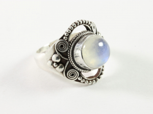 21381 Opengewerkte zilveren ring met regenboog maansteen  
