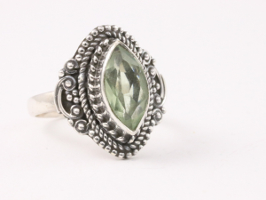 21462 Bewerkte zilveren ring met groene amethist