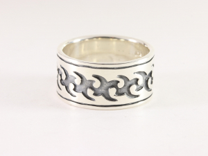 21488 Brede zilveren ring met fantasiegravering